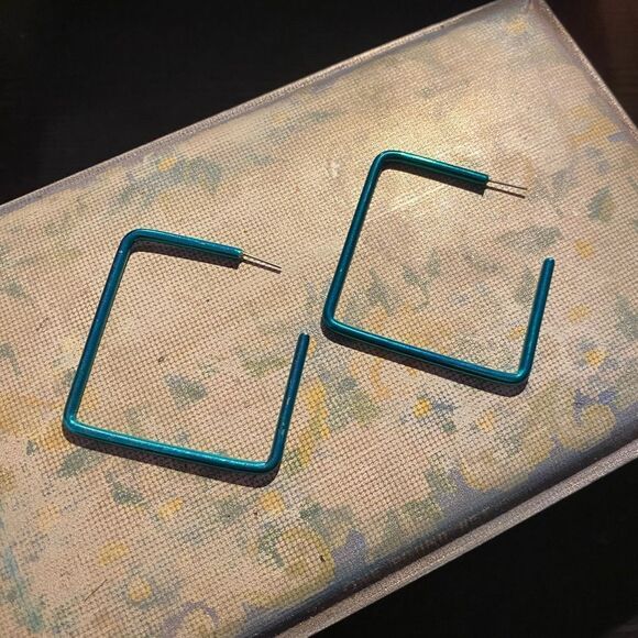 Vintage 1980s Green Abstract Square New Wave Wire Earrings - Picture 2 of 4